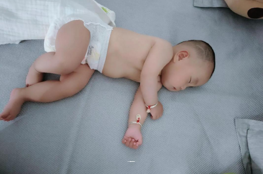 屯昌3个月宝宝怎么抱